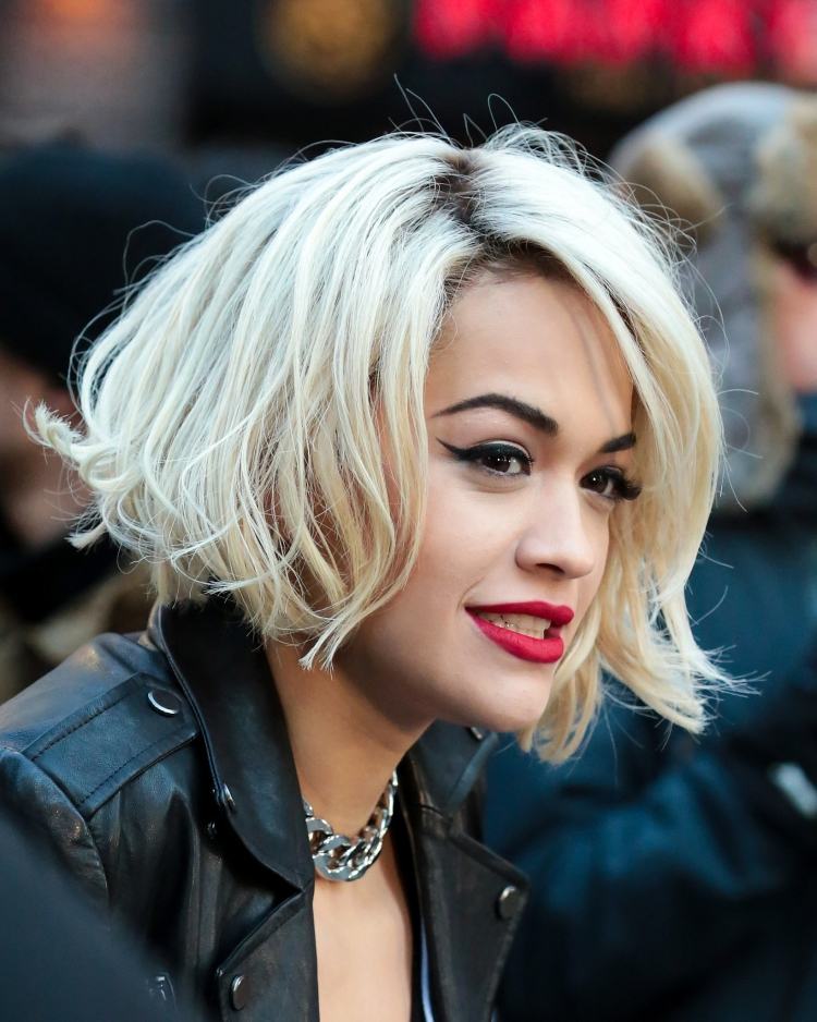 Rita Ora Vlnitý Bob sa rozišiel na stranu, mierne vlnitý bob-účesy-2015-krátke-vlny-strana-lúčenie-blond-rita-ora