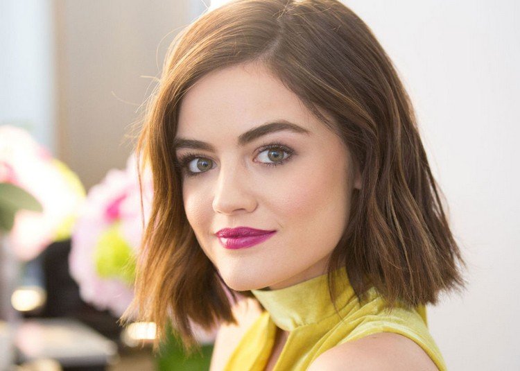 Účesy Bob 2016/2017 s bočným delením bob-účesy-rovné vlasy-polodlhý-trend-účes-lucy-hale