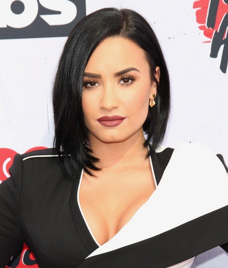 Bob Demi Lovato bob-účesy-rovné-čierne-vlasy-strana lúčenie-demi-lovato