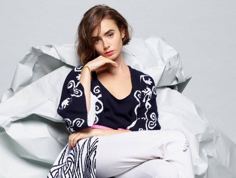 Účes s strapcovým bobom od Lily Collins bob-účesy-krátke-lúčenie-ľalie-collins-elegantný-účes