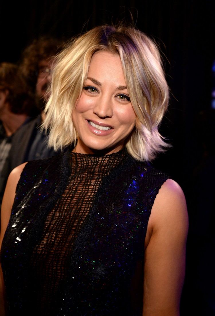 Účesy Bob 2016/2017 pre blond vlasy kaley-cuoco-brada-dlzka-vlasu-poschodova-stranka-vzhlad