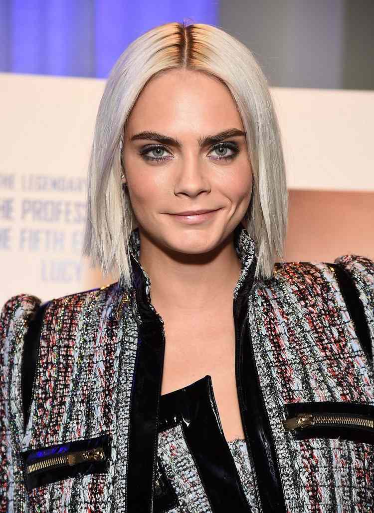 stredne dlhé účesy trendy cara delevigne platinová blond stredná rozchod