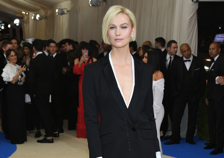 Krátke bob blonďavé trendy účesu Karlie Kloss 2018