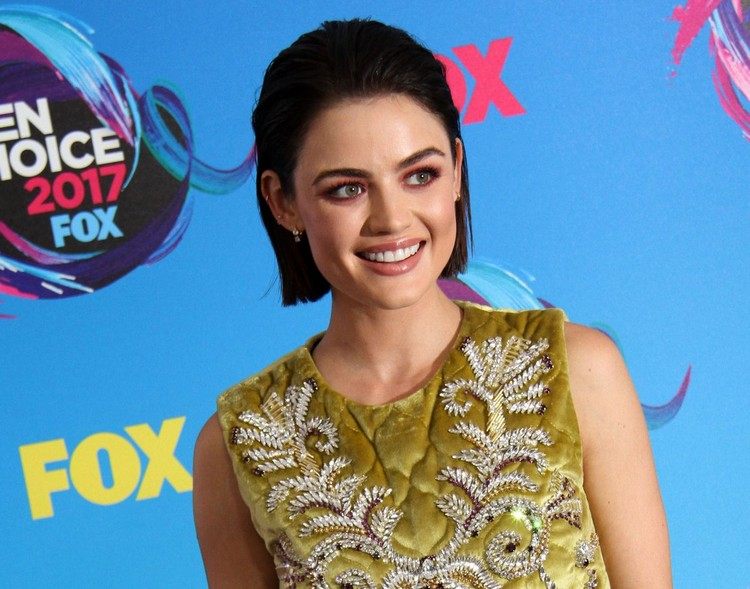 krátky bob štýl správny uhladený vzhľad lucy hale