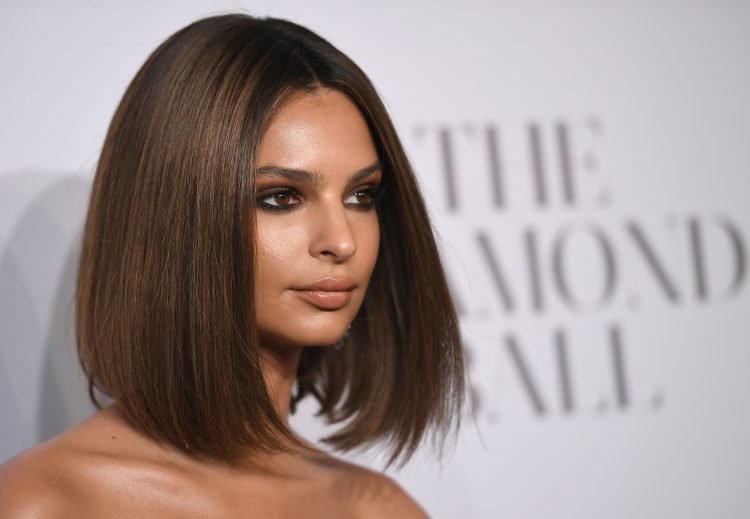 Dlhý bob s hnedou líniou Emily Ratajkowski