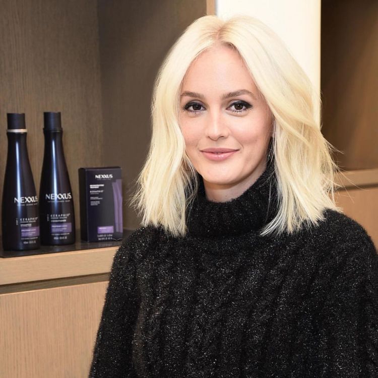 Bob Frisiren 2018 stredne dlhé blonďavé stredné delenie