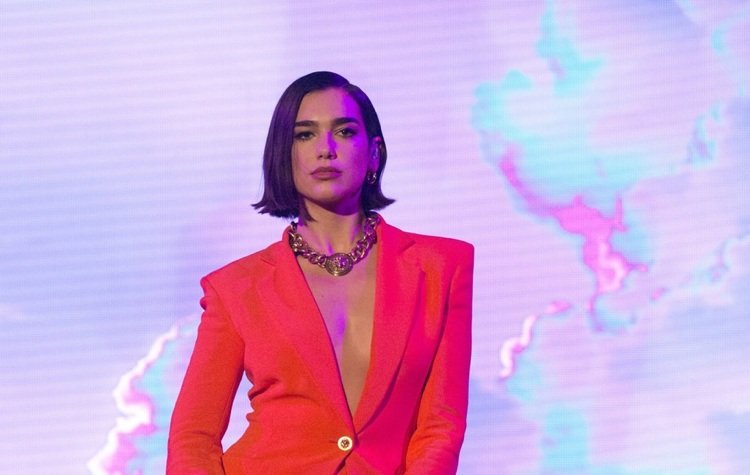Dua Lipa Bob účes brada dĺžka hnedá rovná