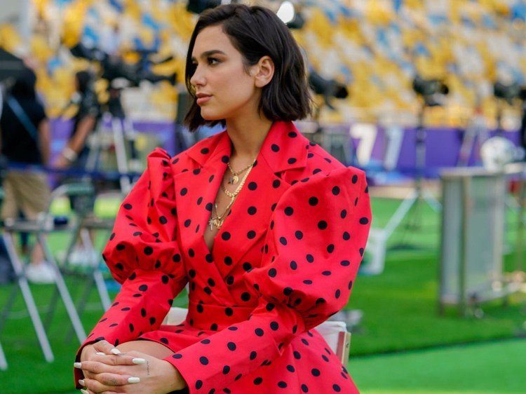 Účesy Bob 2018 dĺžka po bradu hnedá Dua Lipa