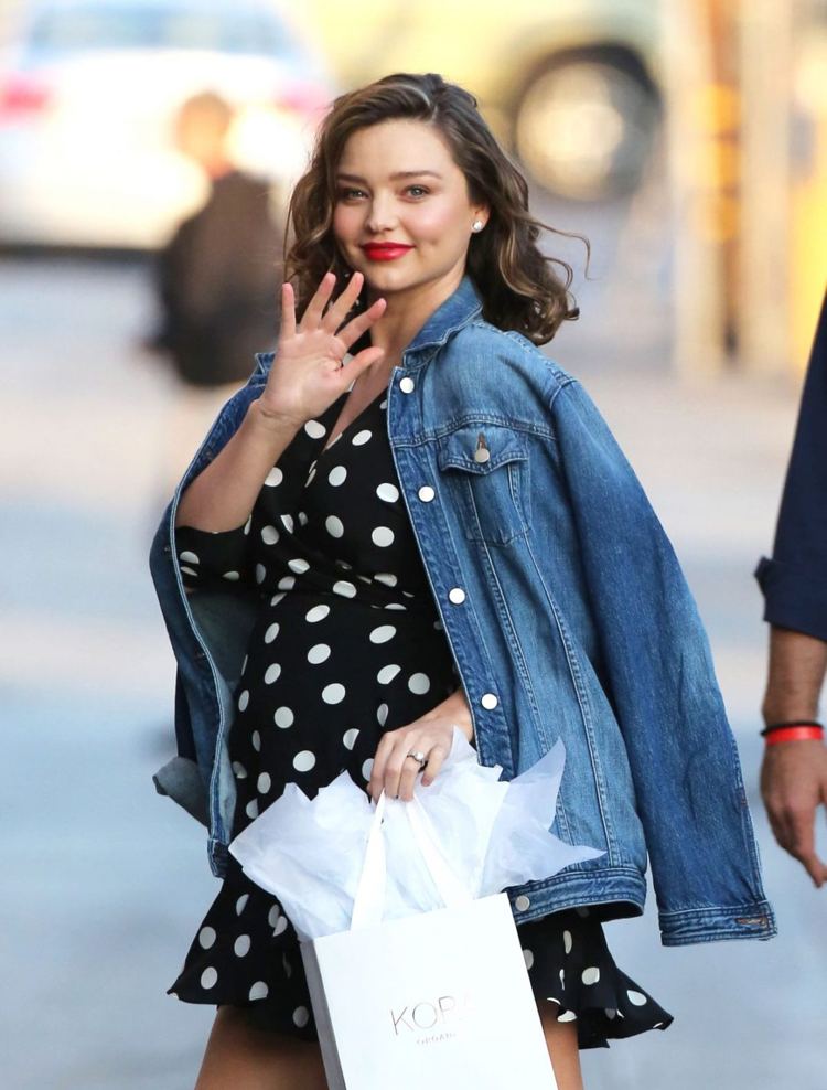 Bob účes s kučery tenké vlasy Miranda Kerr