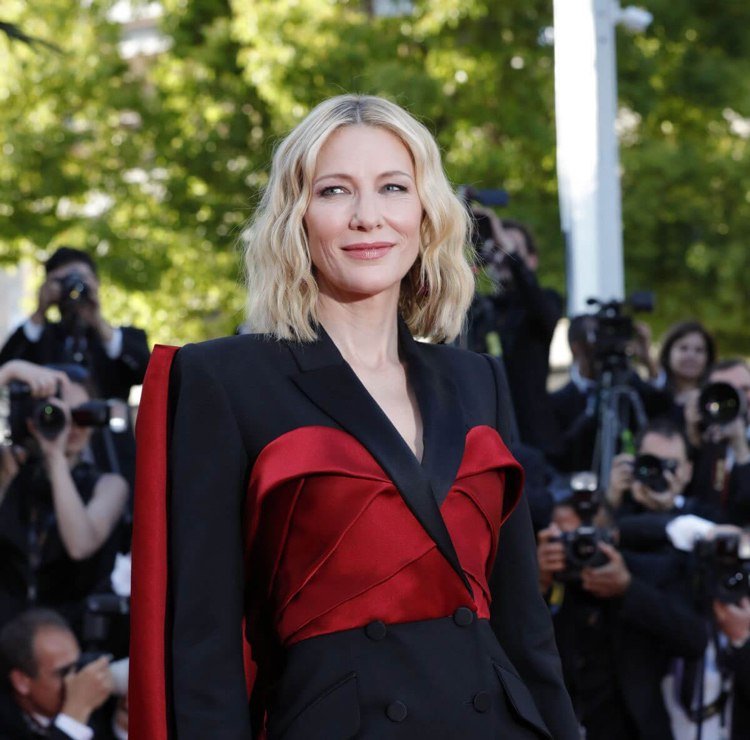 Účesy Bob 2018 od 50 blondínky s deliacim stredom vĺn Cate Blanchett
