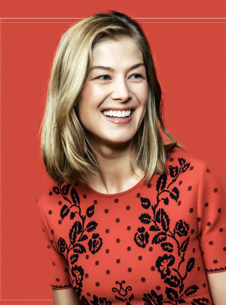 Dlhé bob po ramená tenké vlasy s ofinou Rosamund Pike