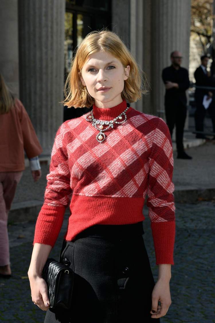 Bob účesy 2018 bočné delenie po bradu Clemence Poesy