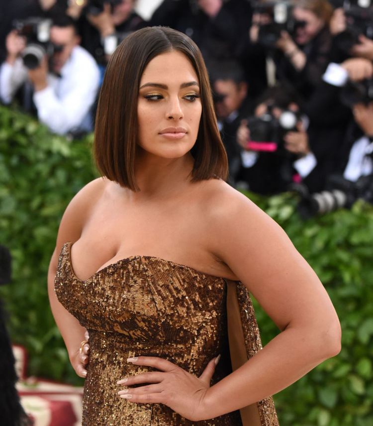 Bob účesy rovné vlasy hnedé centrum lúčenie Ashley Graham