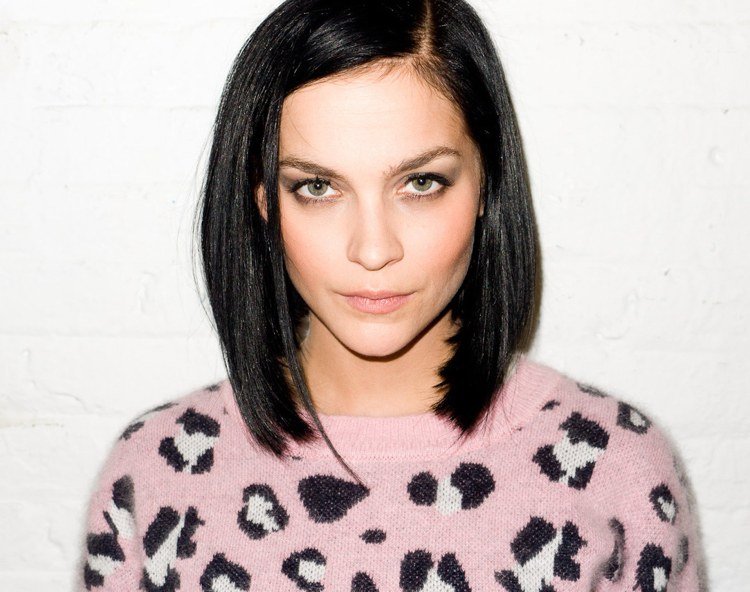 Účes Bob pre tenké vlasy čierna bočná deliaca časť ramien Leigh Lezark