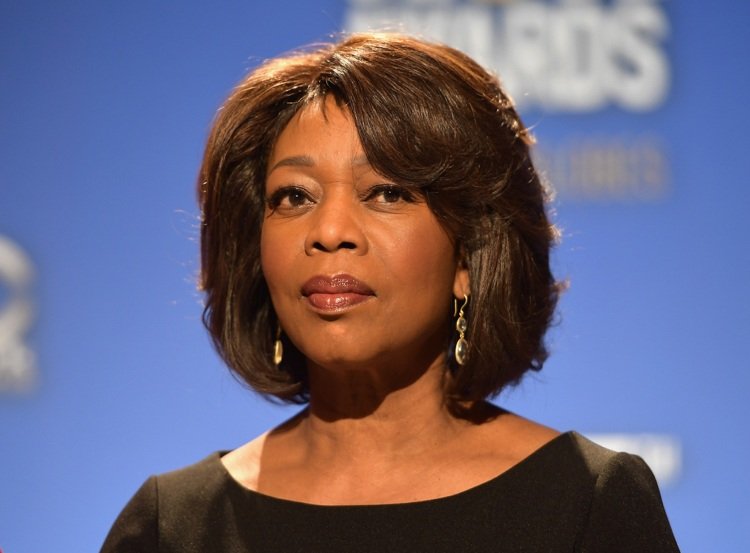 Účes Bob pre husté vlasy vrstvený Alfre Woodard