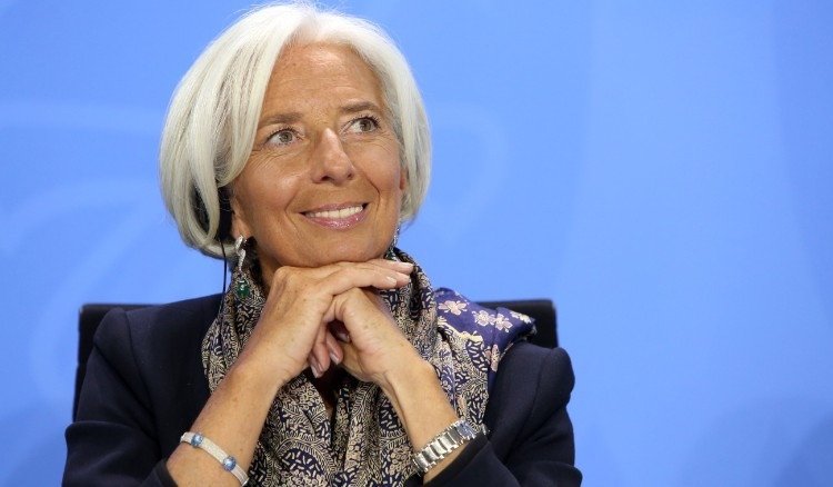krátke bob biele vrstvy vlasov šikmá ofina Cristine Lagarde