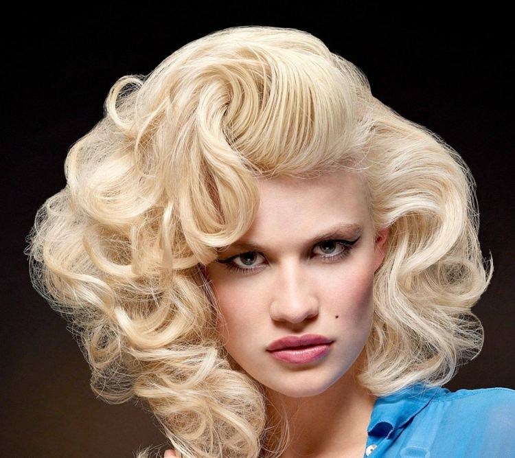 Kučery pre väčší objem vo vlasoch Kučery vlasy blond polovičná dĺžka moderné účesy