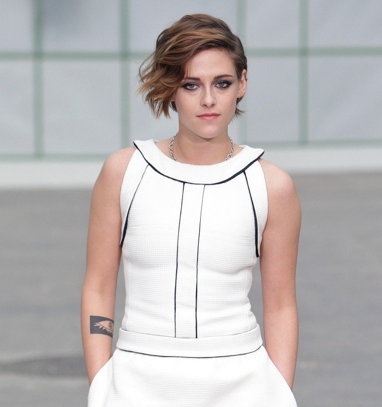 krátky bob strih s bočným delením bob-haircuts-2015-short-side-pony-kirsten-stewart