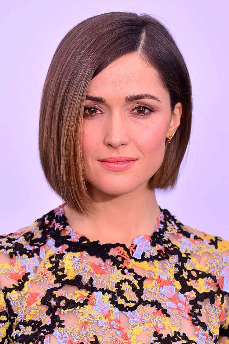 krátky elegantný bob s bočným delením bob-haircuts-2015-short-smooth-bob-rose-byrne
