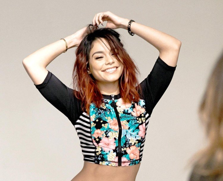 Strih dlhého bobu s červenými cípmi bob-haircuts-2015-long-bob-red-tips-vanessa-hudgens