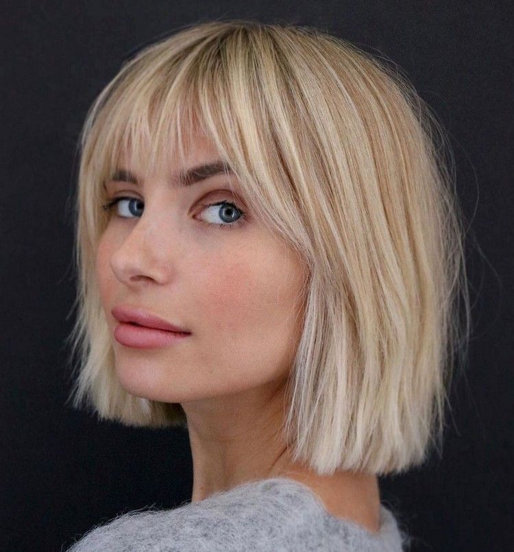 Blond bob s ofinou rovný strih
