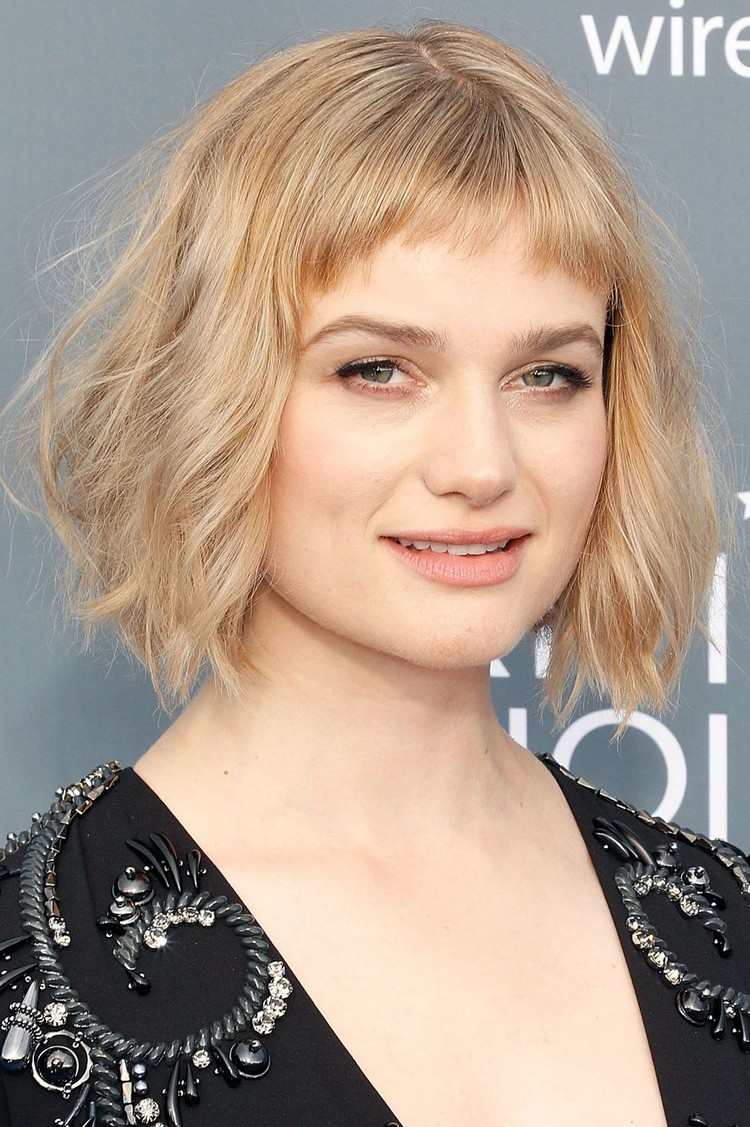 Blond bob s mikro ofinou účes Alison Sudol