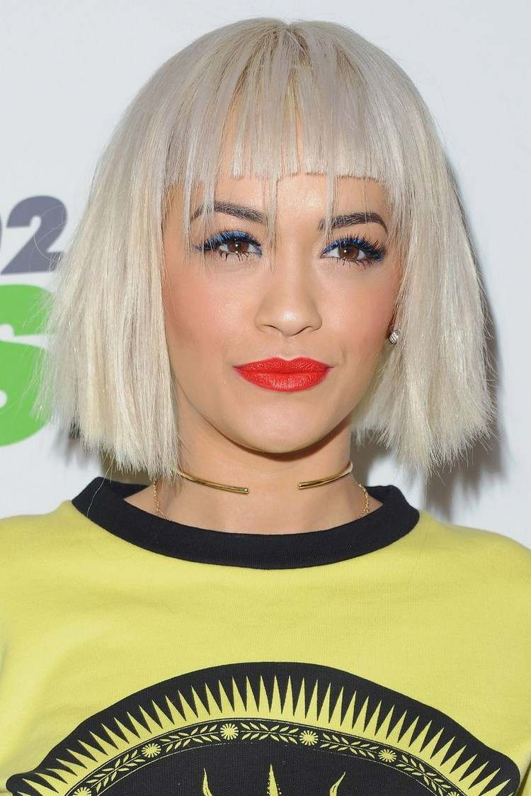 Sassy krátky účes s asymetrickou ofinou Rita Ora