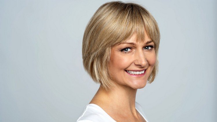 Krátky bob s okrajmi na čele pre ženy nad 40 rokov