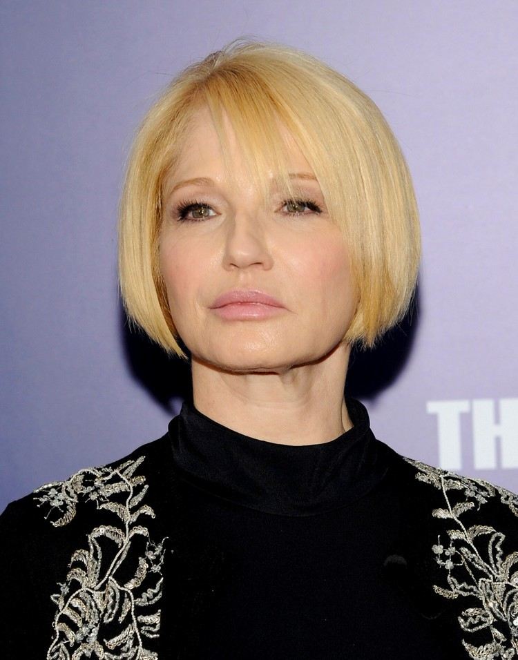 krátke účesy s bočnou ofinou pre ženy nad 50 rokov