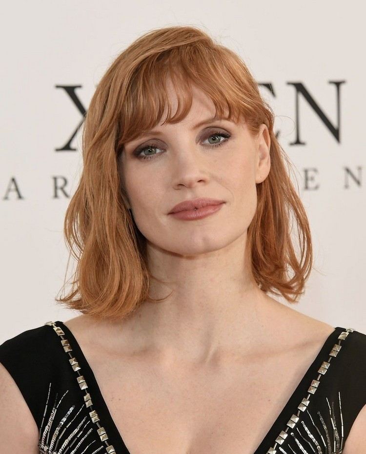 Dlhý bob s bočným delením a ofinou pre ženy nad 40 rokov