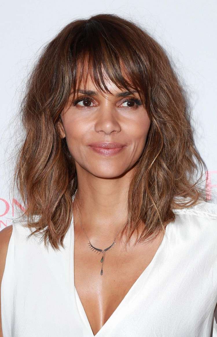 Stredne dlhý strapatý strapatý účes s jemnou ofinou od Halle Berry