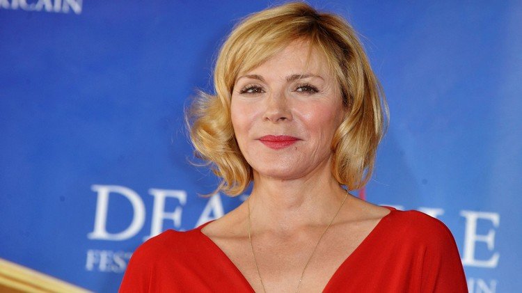 Kim Catrall kučeravý bob s bočnou ofinou