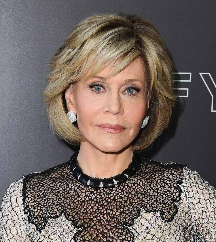 Jane Fonda odstupňovaný bob s ofinou pre ženy nad 60 rokov
