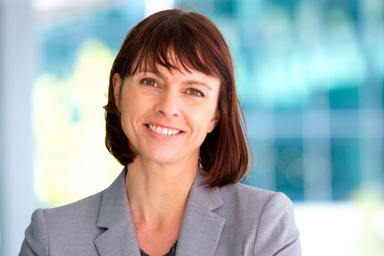 Účesy Bob s ofinou pre ženy po 40 -tke