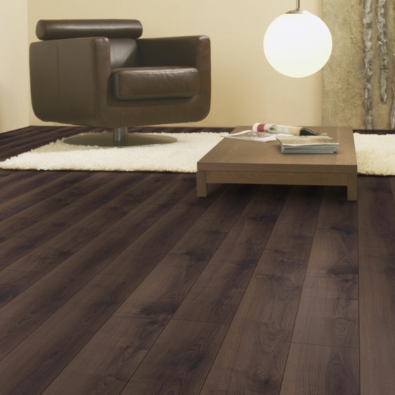 Tmavá podlaha, laminát Keindl, vzhľad dreva