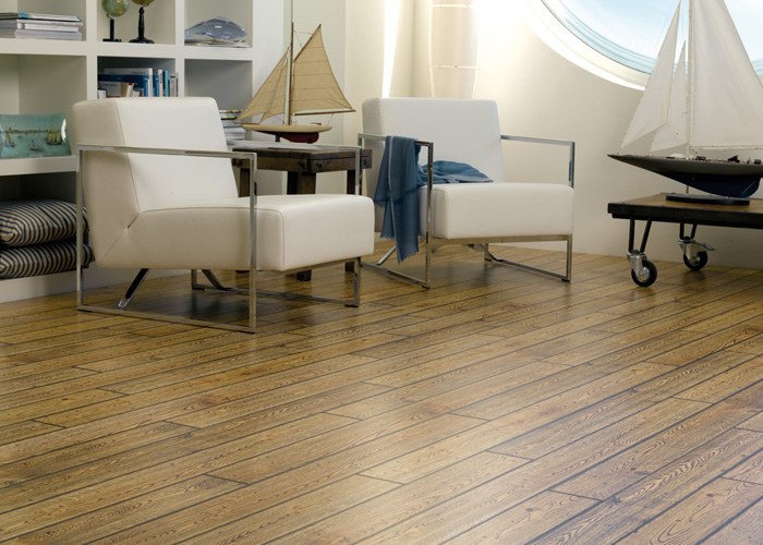 moderný dizajn obývačky s drevenou podlahou