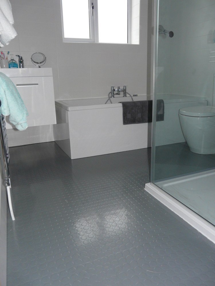 podlaha-kúpeľňa-alternatíva-sivá-guma-biela-vaňa-moderná