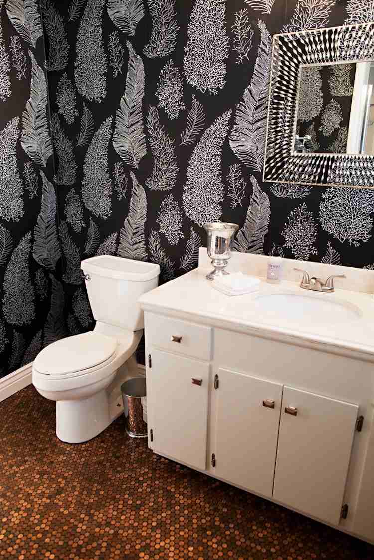 podlaha-kúpeľňa-alternatíva-epoxidový náter-mince-extravagantné