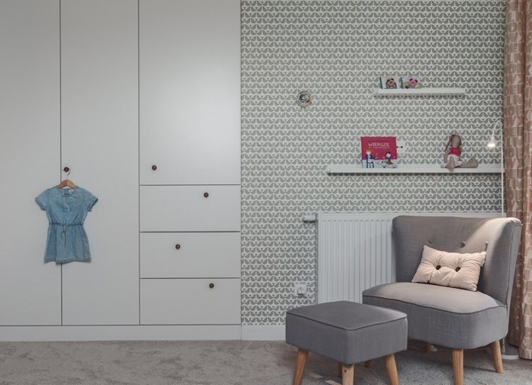 Podlaha-detská izba-koberec-sivá-biela-vstavaná skriňa-tapeta