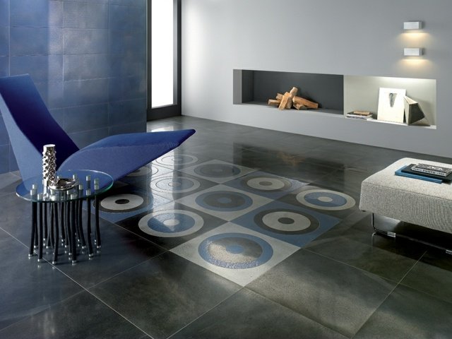 Interiér umocňujú vysoko lesklé dlažby s mramorovým vzhľadom Kombinácia vzorov obkladov a dlažieb, nápady, fialové kreslo, pekný krb