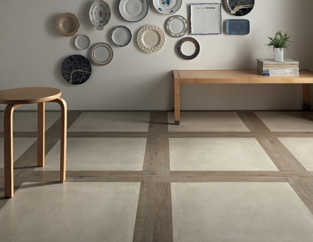 Dlažba vyzerá v obývacej izbe z tmavého svetlého dreva Optika obývačka tmavá svetlá drevená stena dekorácia taniera