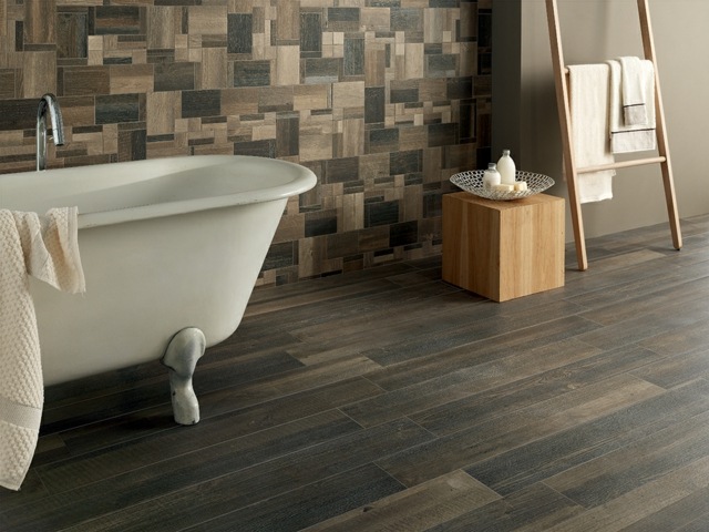 Jasanová dlažba nápady na dizajn kúpeľne s drevenou optikou Drevená optika nápady na dizajn kúpeľne Nástenný drevený nábytok