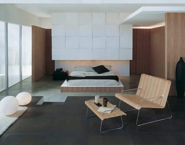 tmavá podlaha drevené stoličky spálňa manželská posteľ Podlaha drevená stolička spálňa manželská posteľ nástenná skriňa