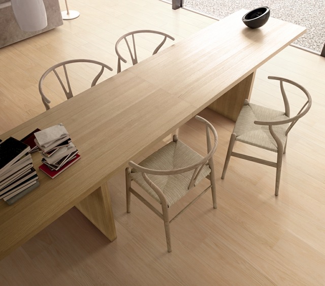 Pieskovcové drevené stolové stoličky v neutrálnej farebnej schéme Drevené stoličky, neutrálne farebné knihy