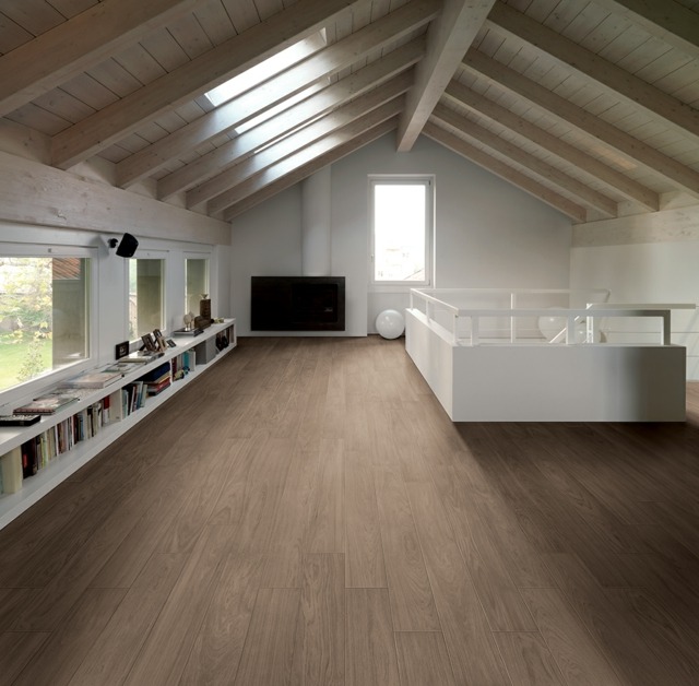 Vďaka dreveným podlahám vyzerá obývačka priestranne Vďaka podlahovej krytine obývacia izba vyzerá priestranne. Polička na stenu