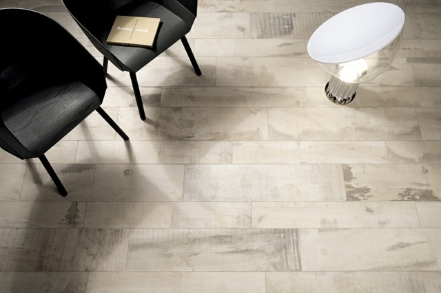 Podlaha z jaseňového dreva vyzerá atraktívne na obklady Optické dlaždice atraktívne zrno dve čierne kreslo