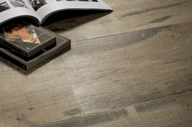 Atraktívne knihy z dubového parketu Pokrývajúci atraktívne domáce knihy z obilia