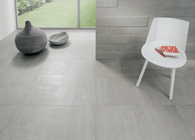 Stolička z kamenných obkladačiek a dekoratívnych kusov bielej stoličky Dlaždice, dekorácie, kusy, biela stolička, podlaha