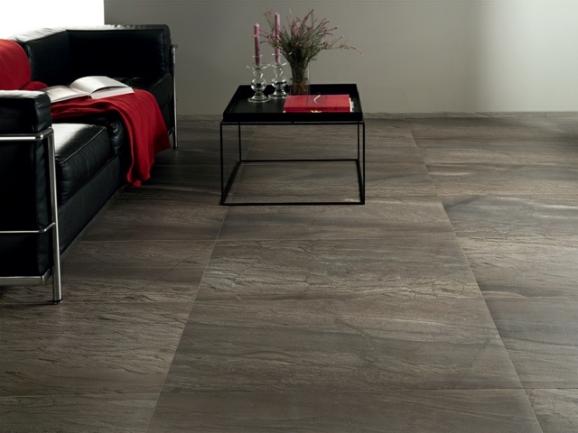 čierna sedačka červený prehoz neutrálna farba červený prehoz neutrálna farba tmavohnedá dlažba