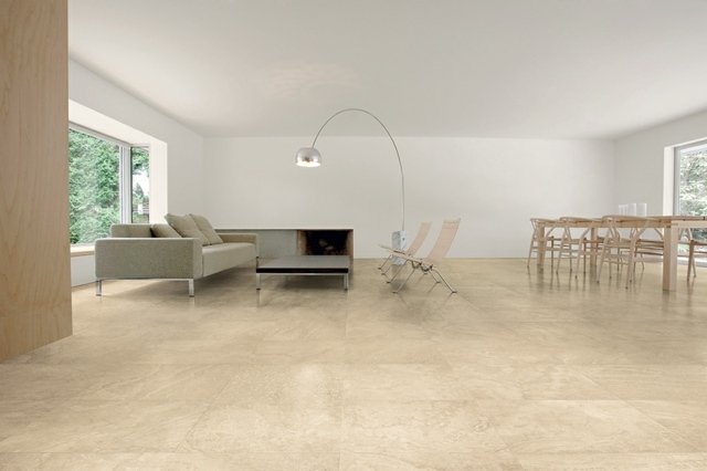 Obývacia izba v pieskovej farbe zariadená sedacím stolom Pohovkový nábytok do konferenčného stolíka je puristický